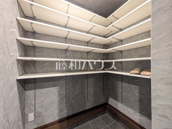 シューズインクローゼット　【東大和市中央４丁目】