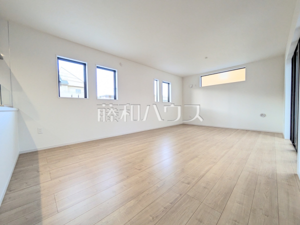 リビング　【八王子市めじろ台２丁目】
大きなソファーを置いても圧迫感がない約22.5帖の広々LDK。窓からは陽光をたっぷり採り込み、明るく快適な団らん空間となっております。　