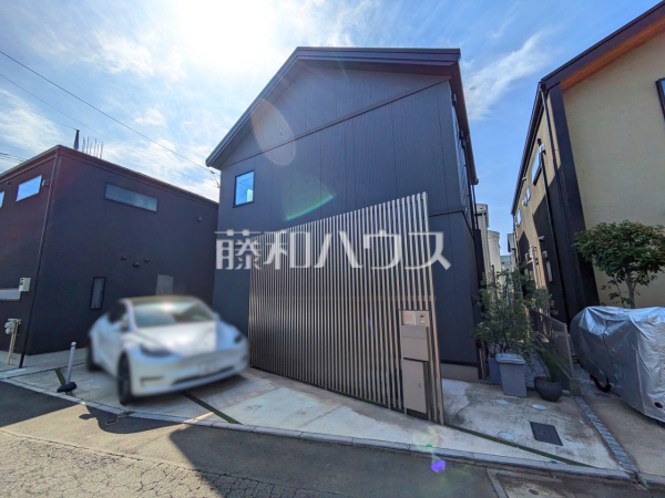 《外観》京王線「西調布」駅 徒歩10分 、この恵まれたロケーションによる幸福感は、毎朝の通勤時にしっかりと感じられるのではないでしょうか。 　【調布市富士見町１丁目】