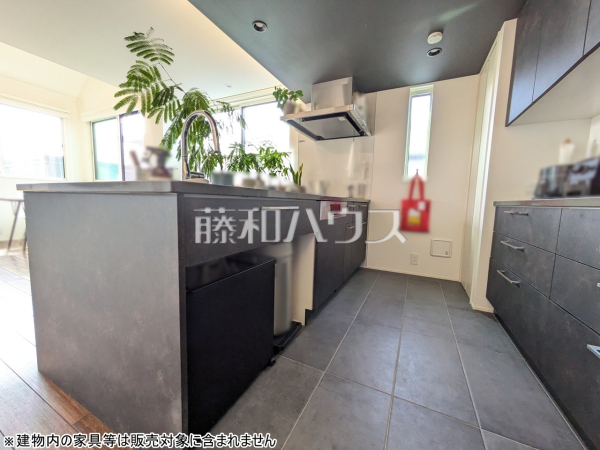 《キッチン》明るい陽光に満たされる心地よいキッチンで、気持ちよくお料理ができます　　【調布市富士見町１丁目】
