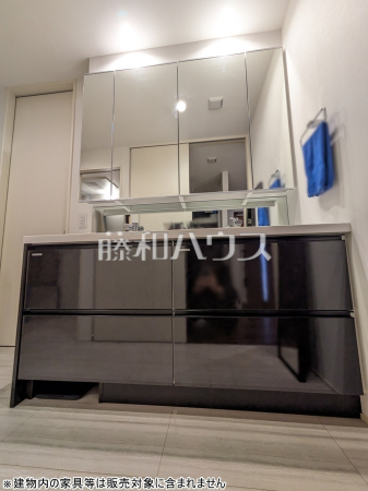 《洗面台》　【調布市富士見町１丁目】
三面鏡付きの洗面台。鏡の裏にも収納があり、歯ブラシや化粧品等もすっきり収納できます。　