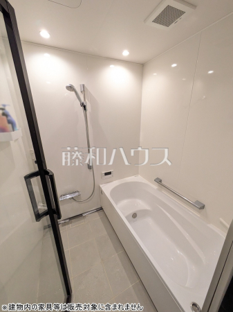 《浴室》足を伸ばして入れるバスタブで、ゆっくり一日の疲れを癒して下さい。　　【調布市富士見町１丁目】
