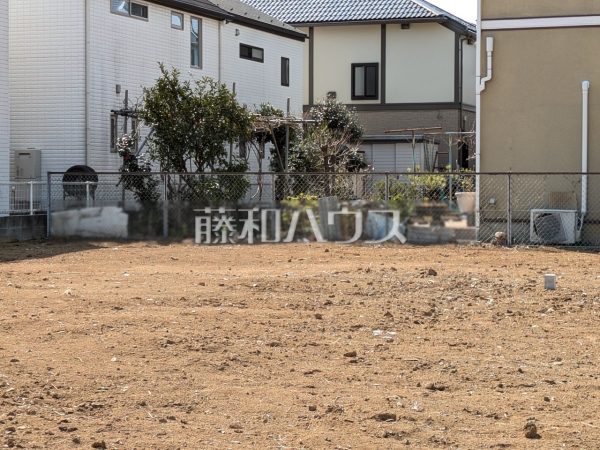 C号地付近　現地写真　【日野市万願寺６丁目】旗竿地は、小さなお子様が急に道路に飛び出てしまうことを防ぎます。安心してお庭で遊ぶことができますね。　