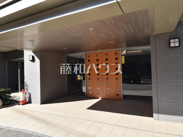 ≪エントランス≫周辺環境はもちろん、日当たりや設備仕様など、実際に行ってみないと分からないことも多くございます。営業担当がご案内いたします！　【グレーシアパーク調布国領】