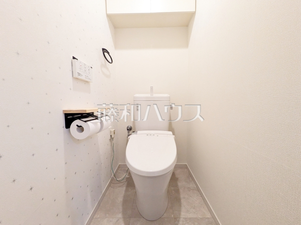 ≪≫トイレ≫各階のトイレにはウォシュレットと収納完備！　【グレーシアパーク調布国領】