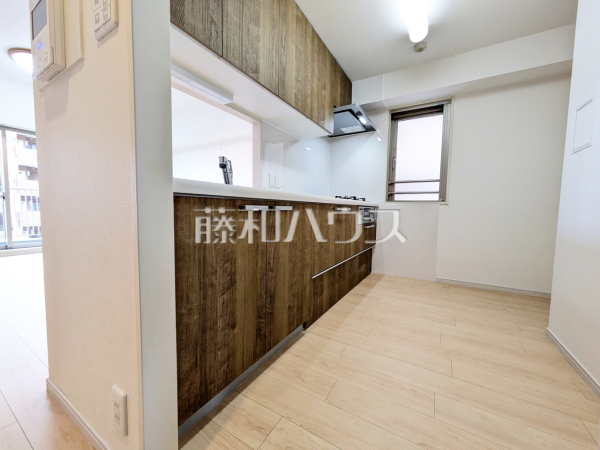 ≪キッチン≫明るい陽光に満たされる心地よいキッチンで、気持ちよくお料理ができます　　【グレーシアパーク調布国領】
