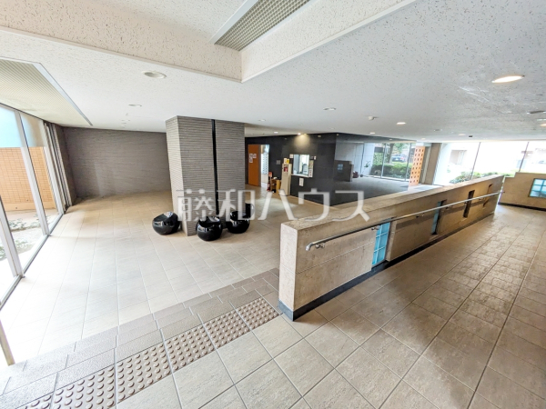 ≪エントランス≫  上質感漂うエントランスは居住者の帰り、訪れる方を優しく迎える、安らぎに満ちた空間を予感させます。  　【グレーシアパーク調布国領】