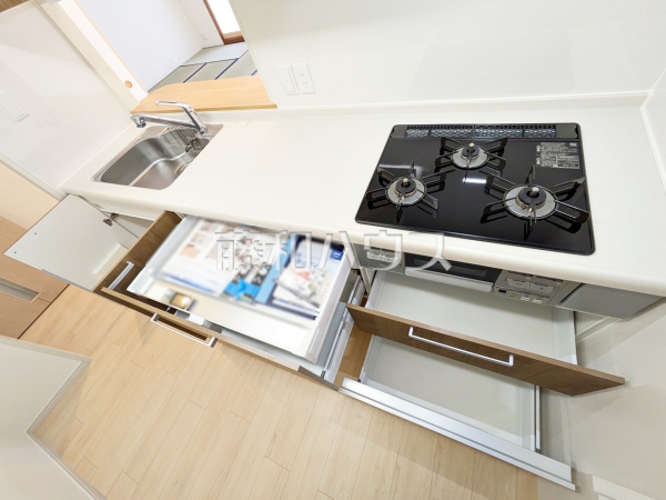 ≪キッチン≫大きな鍋類から小物類まで、さらに包丁や調味料まで収まる大容量のキッチン収納　【グレーシアパーク調布国領】
