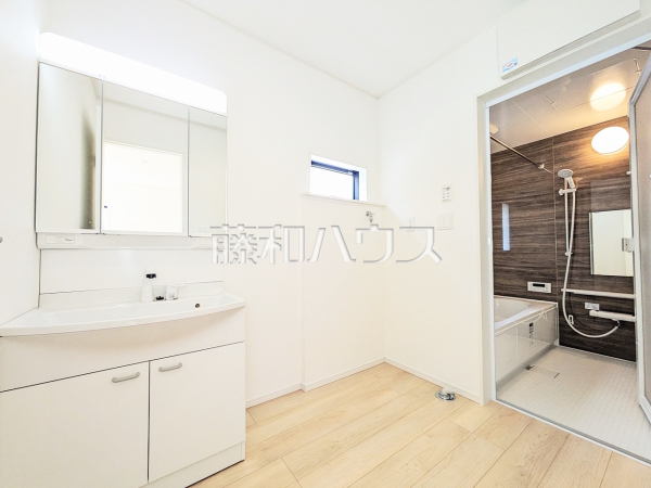 2号棟　洗面室は、急いでいる朝でも二人で使える広さになっております。【武蔵村山市中原３丁目】