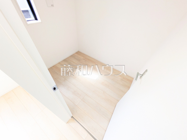 2号棟　納戸は収納としてだけでなくテレワークにも活用できます。クローズドな空間だから仕事にも集中できますね！　【武蔵村山市中原３丁目】