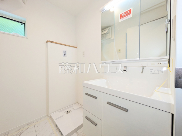 洗面室　【立川市羽衣町１丁目】
三面鏡付きの洗面台。鏡の裏にも収納があり、歯ブラシや化粧品等もすっきり収納できます。　