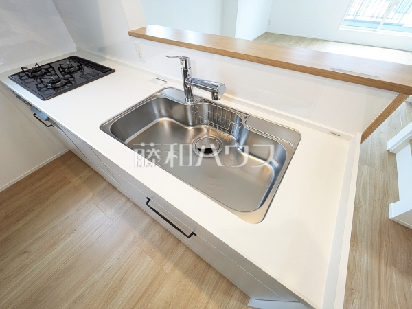 キッチン　【立川市羽衣町１丁目】
シンクスペースが広く家事効率を上げる対面キッチンは、家族の会話が生まれる場所となります。何気ないひと時に笑顔と笑い声が重なり、幸せの空間となります。　