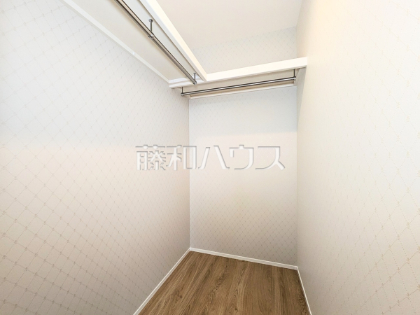 ウォークインクローゼット　【立川市羽衣町１丁目】
収納量ばっちりのウォークインクローゼット！この機会に古い家具とはお別れできるかも！？　