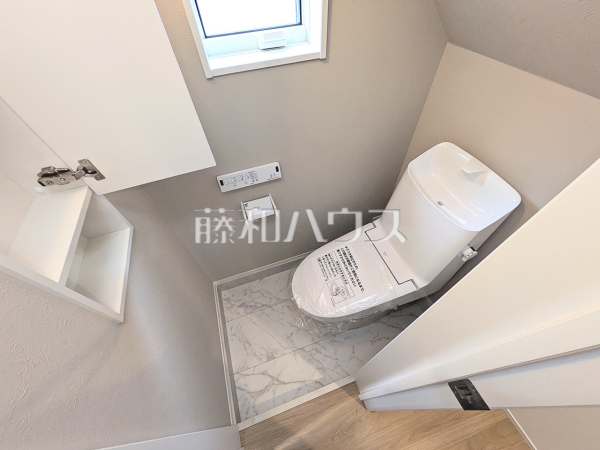 トイレ　【立川市羽衣町１丁目】
各階のトイレにはウォシュレットと収納完備！　