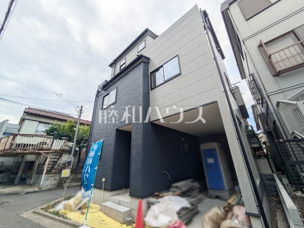 足場が外れて実際の外観が見えてきました。完成までもう少しです。　【志木市柏町６丁目】