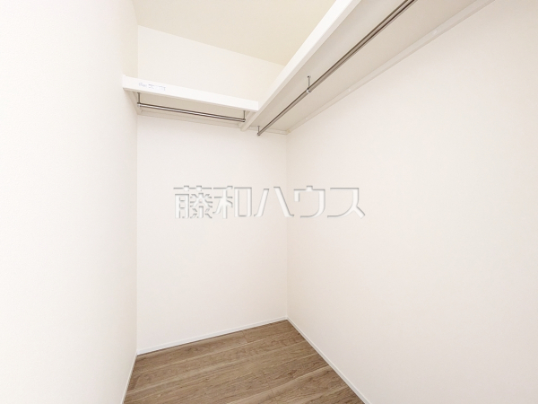 奥行のあるウォークインクローゼットでたっぷり収納できます！　