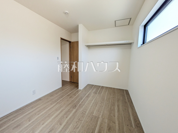 木目が美しいウッディなフローリングの居室は、穏やかで心安らぐ空間となるでしょう。　