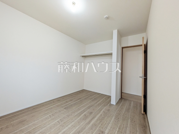 幼い頃のたくさんの想い出が詰まった実家の部屋。それは特別な場所としていつまでも心に残っています。いつかこの部屋が子供たちにとってのそのような場所になるのかな？　