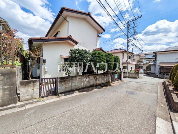 接道状況および現場風景(現況：古屋有)　【東久留米市南沢１丁目】 見学はしたいけど、なかなか時間が取れない・・・そんな方に出勤前や仕事終わりにマイホームを見学できるサポートをいたします。 
