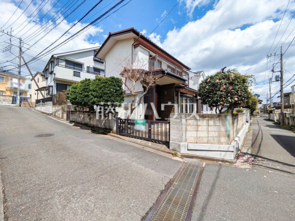 現地写真(現況：古屋有)　【東久留米市南沢１丁目】 お住まい探しは、家の良し悪しだけでなく周辺環境も重要なポイントです。ぜひ一度お客様の目でご覧ください。 