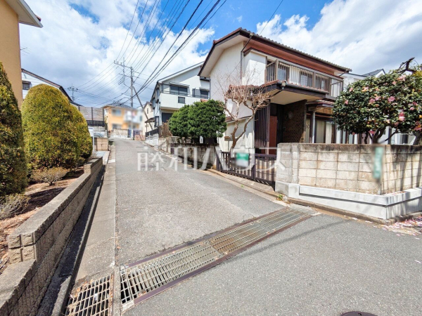 接道状況および現場風景(現況：古屋有)　【東久留米市南沢１丁目】 物件の事、諸費用の事など、小さな疑問もお気軽にご連絡・ご相談下さい。 