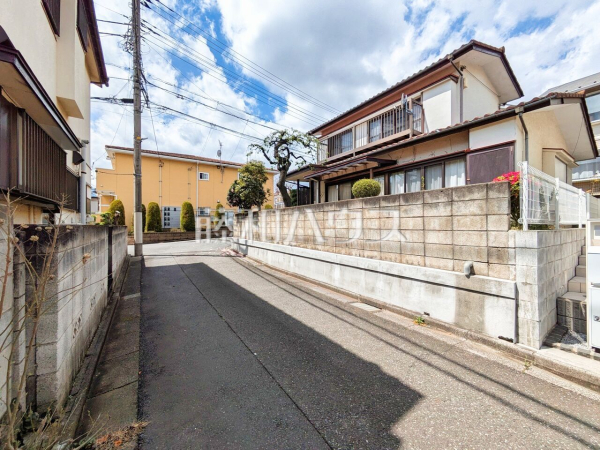 接道状況および現場風景(現況：古屋有)　【東久留米市南沢１丁目】ぜひ実物をご覧いただきたく思います。喜んでご案内いたしますのでお気軽にお問合せ下さい。