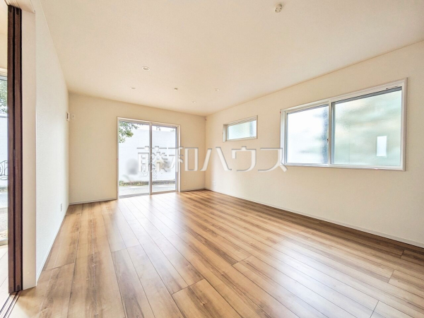 1号棟　リビング　【八王子市宇津木町】