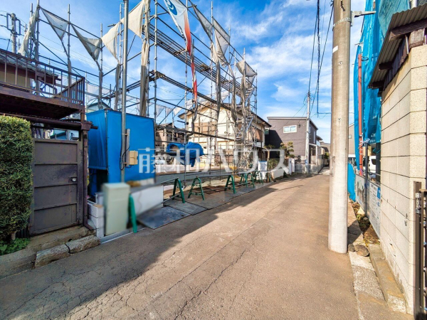 接道状況および現場風景　【清瀬市野塩４丁目】 ここに住む方を想像して、着々と建築しております！ 