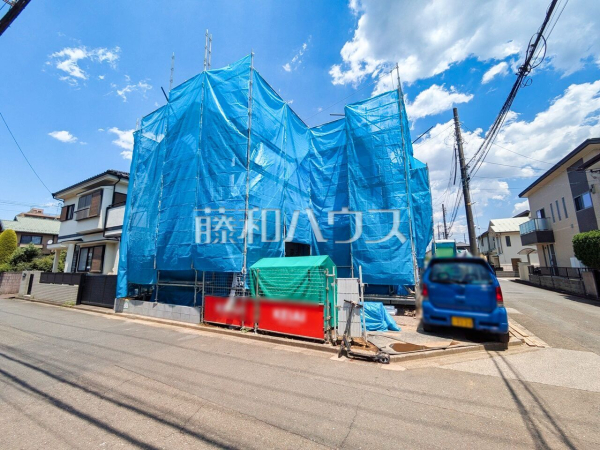 外観　【東久留米市小山３丁目】 まだまだ建築中ですが、ぜひ現地をご覧になりませんか？上棟の状態は建築中にしかご覧になれません！ 