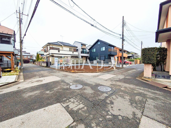 接道状況および現場風景　【東久留米市小山３丁目】 お住まい探しは、家の良し悪しだけでなく周辺環境も重要なポイントです。ぜひ一度お客様の目でご覧ください。 