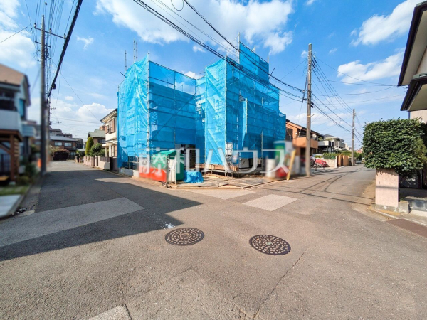 接道状況および現場風景　【東久留米市小山３丁目】 ここに住む方を想像して、着々と建築しております！ 