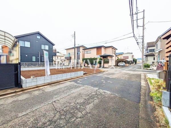 接道状況および現場風景　【東久留米市小山３丁目】 建物のプレゼンをさせていただきますので、実際の完成イメージを思い描いていただくことができます。お気軽にお問合せ下さい。 