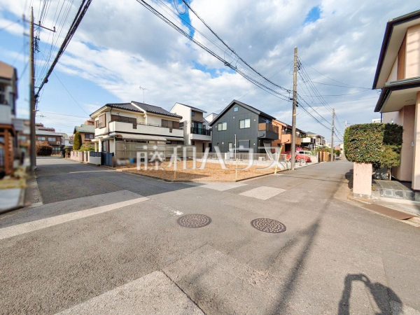 接道状況および現場風景　【東久留米市小山３丁目】 お住まい探しは、家の良し悪しだけでなく周辺環境も重要なポイントです。ぜひ一度お客様の目でご覧ください。 