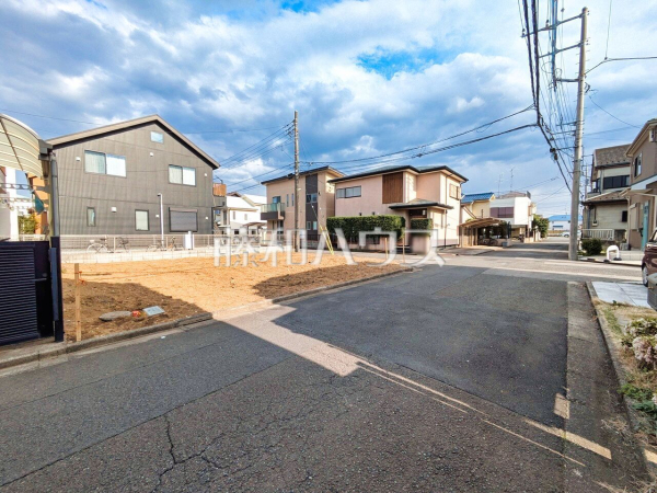 接道状況および現場風景　【東久留米市小山３丁目】 建物のプレゼンをさせていただきますので、実際の完成イメージを思い描いていただくことができます。お気軽にお問合せ下さい。 