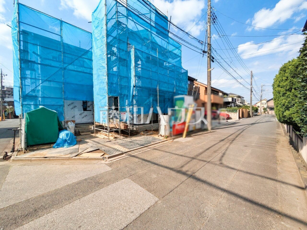 接道状況および現場風景　【東久留米市小山３丁目】 見学はしたいけど、なかなか時間が取れない・・・そんな方に出勤前や仕事終わりにマイホームを見学できるサポートをいたします。 