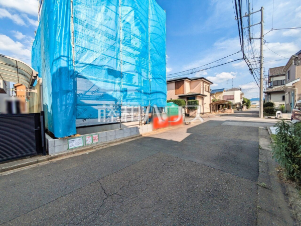 接道状況および現場風景　【東久留米市小山３丁目】 建物のプレゼンをさせていただきますので、実際の完成イメージを思い描いていただくことができます。お気軽にお問合せ下さい。 
