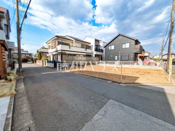 接道状況および現場風景　【東久留米市小山３丁目】 見学はしたいけど、なかなか時間が取れない・・・そんな方に出勤前や仕事終わりにマイホームを見学できるサポートをいたします。 