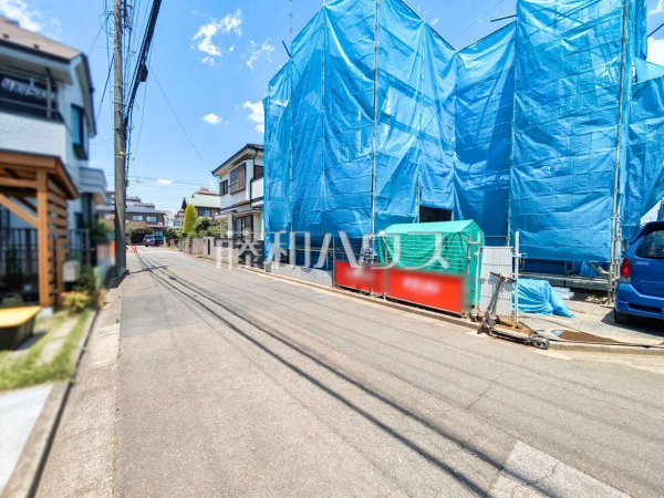接道状況および現場風景　【東久留米市小山３丁目】 完成前ですがご見学できます。通常ではなかなか見ることのできない建物構造も、建築中だからこそご覧になれます。 