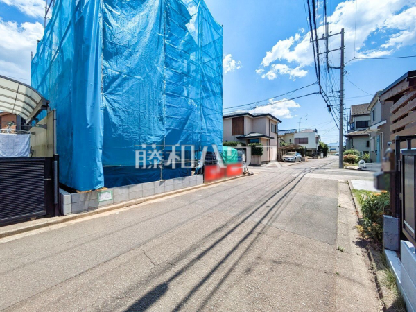 接道状況および現場風景　【東久留米市小山３丁目】 ここに住む方を想像して、着々と建築しております！ 