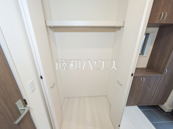 コートやスーツをかけるのにピッタリな玄関収納　【昭島市中神町】