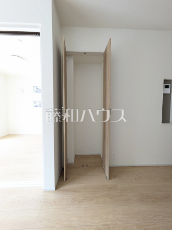 1号棟　リビングの収納　【西東京市泉町１丁目】