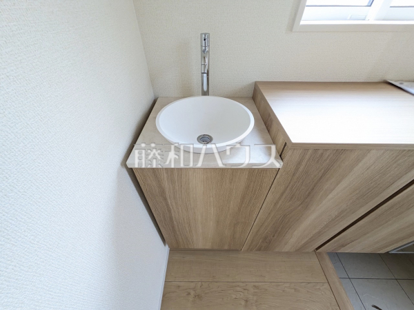 1号棟　玄関の手洗い場　【西東京市泉町１丁目】玄関スペースに手洗い器を設けました。ウイルスを室内に持ち込ませないために「おうちに帰ったらまず手洗い」を家族みんなのルーティンにしたいですね。　