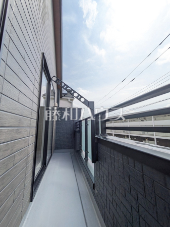 1号棟　バルコニー　【西東京市泉町１丁目】南向きのバルコニーは日差しもたっぷり注ぎ、お洗濯物もよく乾きます。　