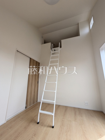 1号棟　居室（上部ロフト）　【西東京市泉町１丁目】勾配天井で空間が広がります。