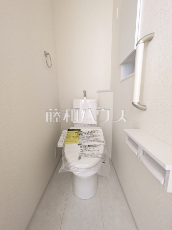 1号棟　トイレ　【西東京市泉町１丁目】トイレはいつまでも清潔な空間を保てるように、目に留まるだけではなく、汚れを拭き取り易いフロアと壁紙にしました。　
