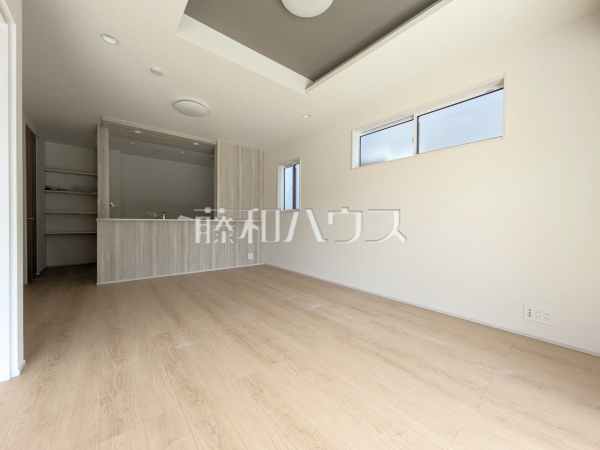 1号棟　リビング　【西東京市泉町１丁目】家族が揃って食事できるゆとりある大きさのLDK約15.25帖