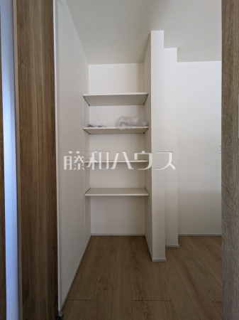 1号棟　キッチンの近くの可動棚　【西東京市泉町１丁目】パントリーにしてもいいですね♪