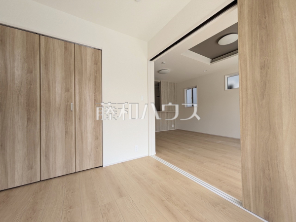 1号棟　居室　【西東京市泉町１丁目】リビングと隣接した居室の間仕切りは、シーンに合わせて引き戸を開放し、一つの大きな空間にできる仕様です。　