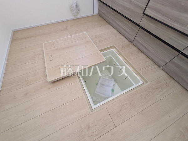 1号棟　キッチンの床下収納　【西東京市泉町１丁目】