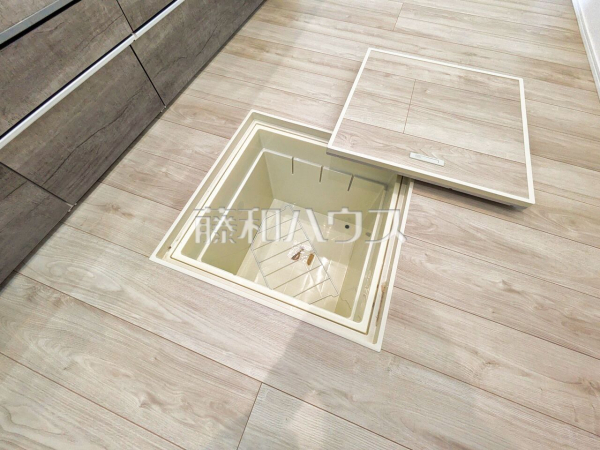 1号棟　 キッチンの床下収納は、パントリー代わりのストック場所としても活用できます！ 【西東京市中町４丁目】